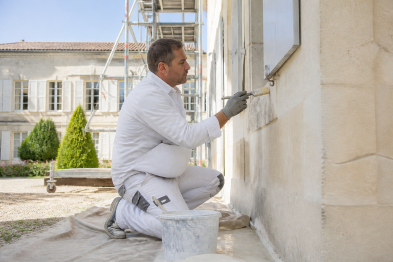 Peintre extérieur préparant façade maison Gironde