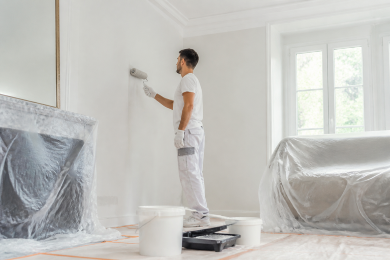 Artisan peintre préparant un mur intérieur en Gironde avec protections