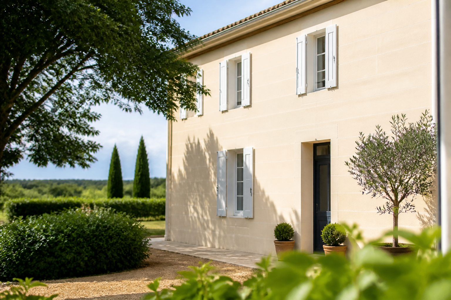Maison girondine avec façade beige clair peinte récemment