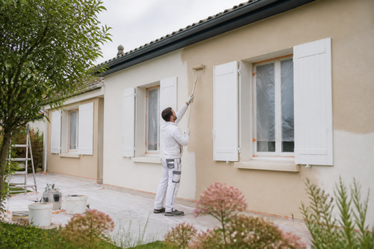 Maison en Gironde avec façade en rénovation peinture par artisan professionnel