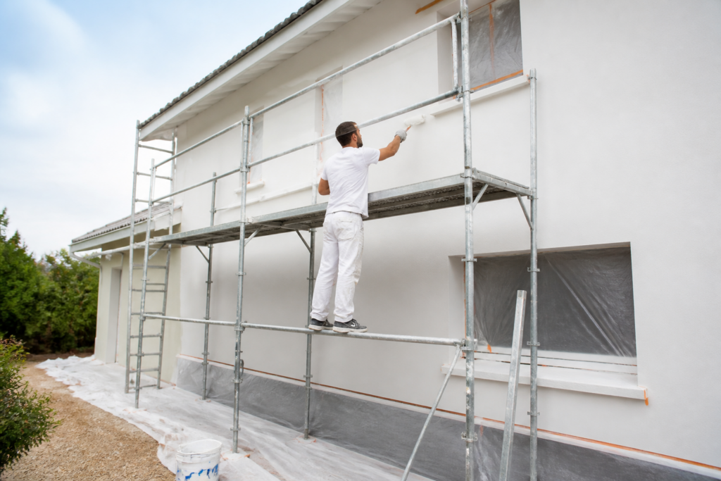 Artisan peintre préparant une façade de maison en Gironde