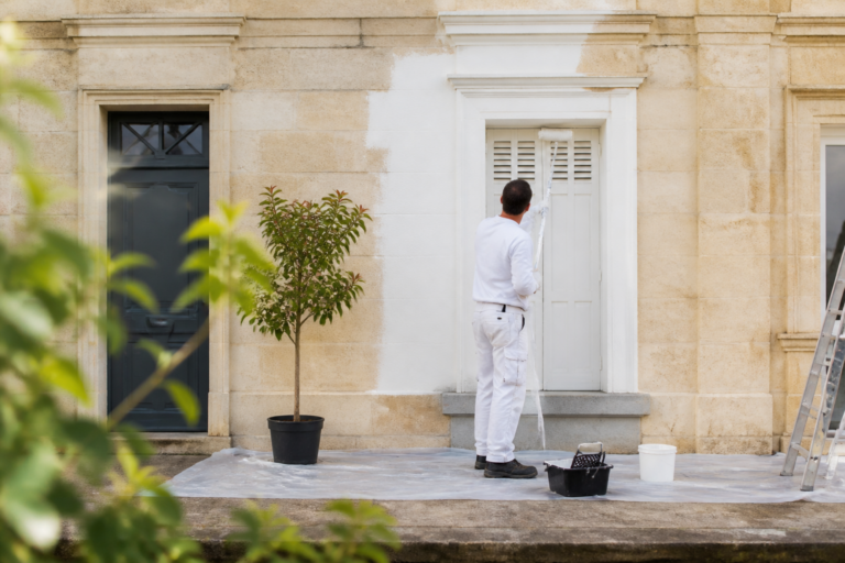 Façade maison en Gironde en cours de peinture extérieure avec protections et outils