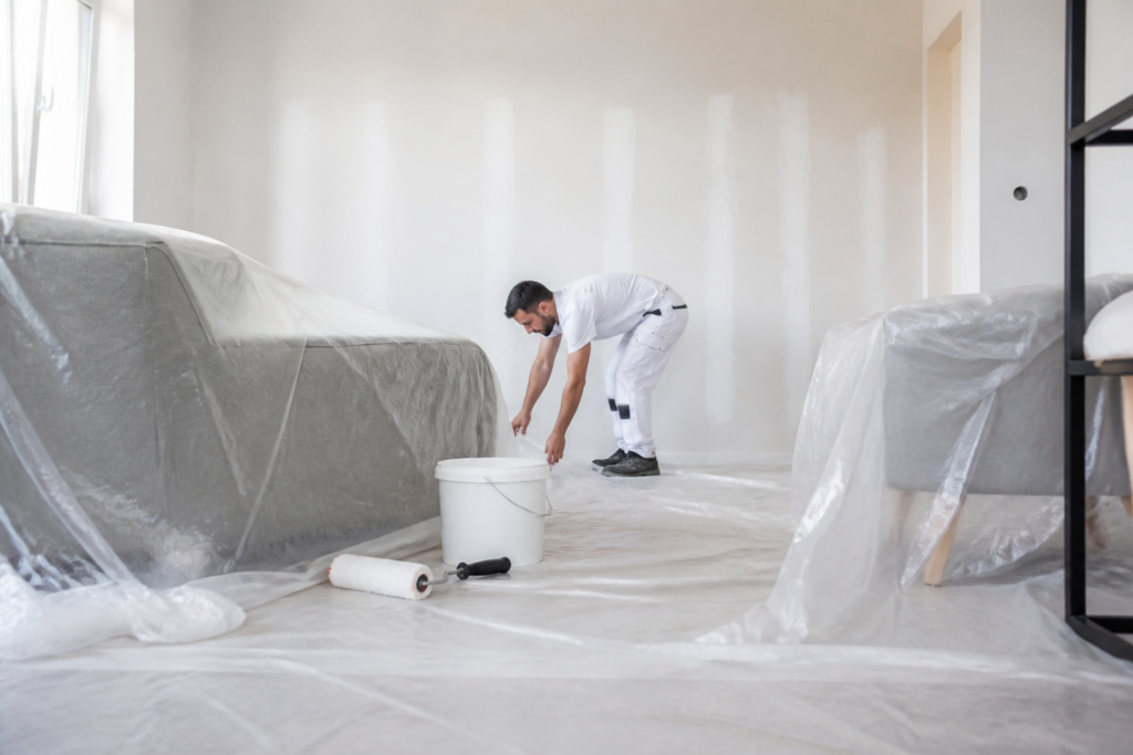 Artisan peintre préparant une maison neuve en Gironde pour un chantier de peinture intérieure