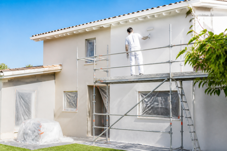 Peinture façade maison Gironde en cours avec artisan à l'œuvre sur échafaudage