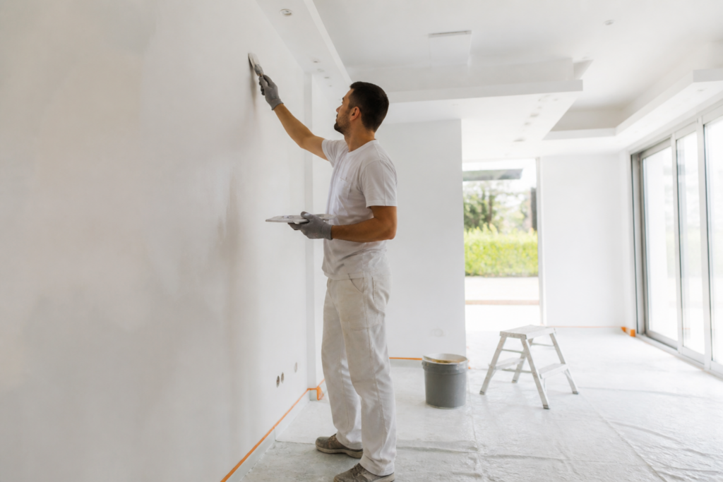 Artisan peintre préparant les murs intérieurs d'une maison en Gironde