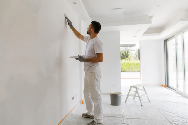 Artisan peintre préparant les murs intérieurs d'une maison en Gironde