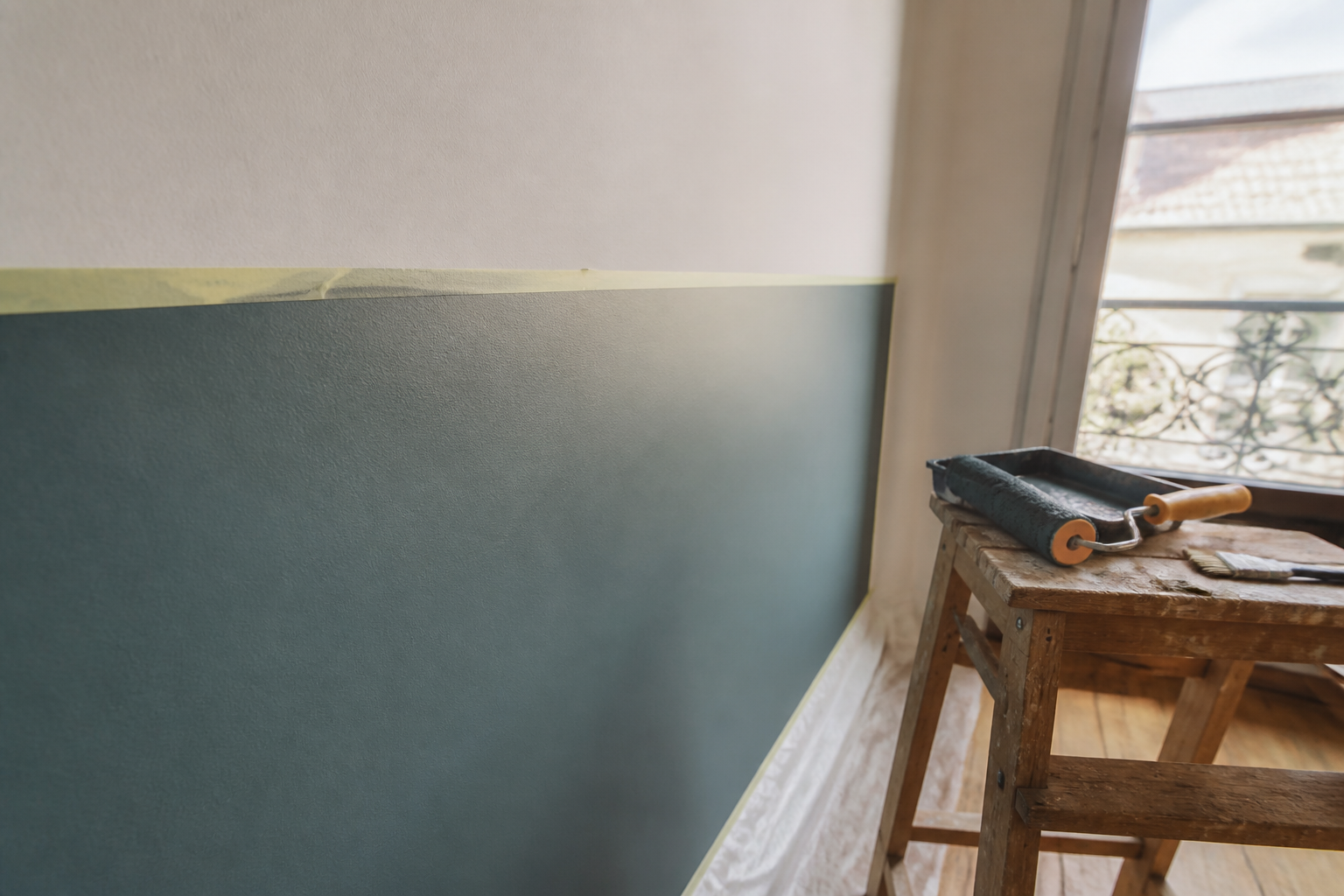 Mur intérieur en Gironde peint en deux tons avec précision et préparation soignée