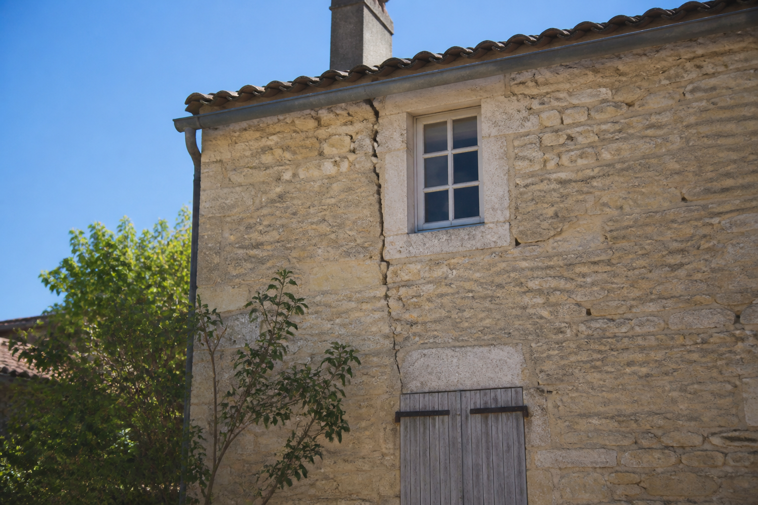 Façade ancienne en pierre de Gironde avant travaux de peinture