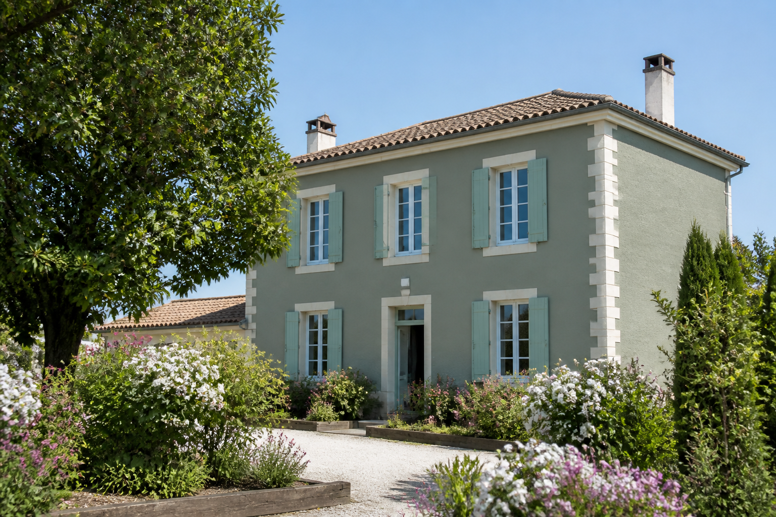 Façade maison couleur vert sauge en Gironde avec jardin