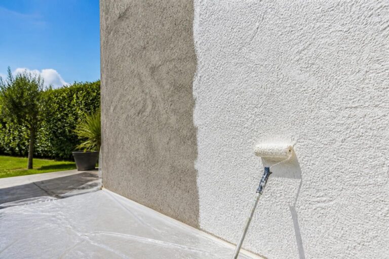 découvrez notre guide complet pour appliquer une peinture crépi extérieur au rouleau et obtenir un rendu parfait. astuces, techniques et conseils pour réussir votre projet de rénovation façade.