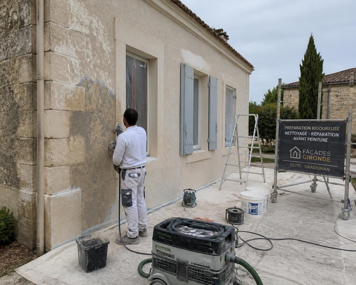 découvrez les étapes essentielles pour peindre la façade de votre maison, assurant un rendu durable et esthétique qui protège et valorise votre habitation.