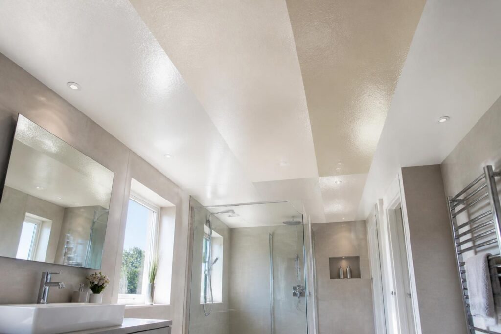 découvrez nos conseils pour choisir la bonne finition de peinture pour votre plafond de salle de bain et garantir une protection optimale contre l'humidité.