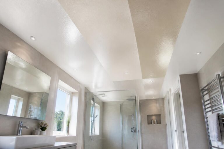 découvrez nos conseils pour choisir la bonne finition de peinture pour votre plafond de salle de bain et garantir une protection optimale contre l'humidité.