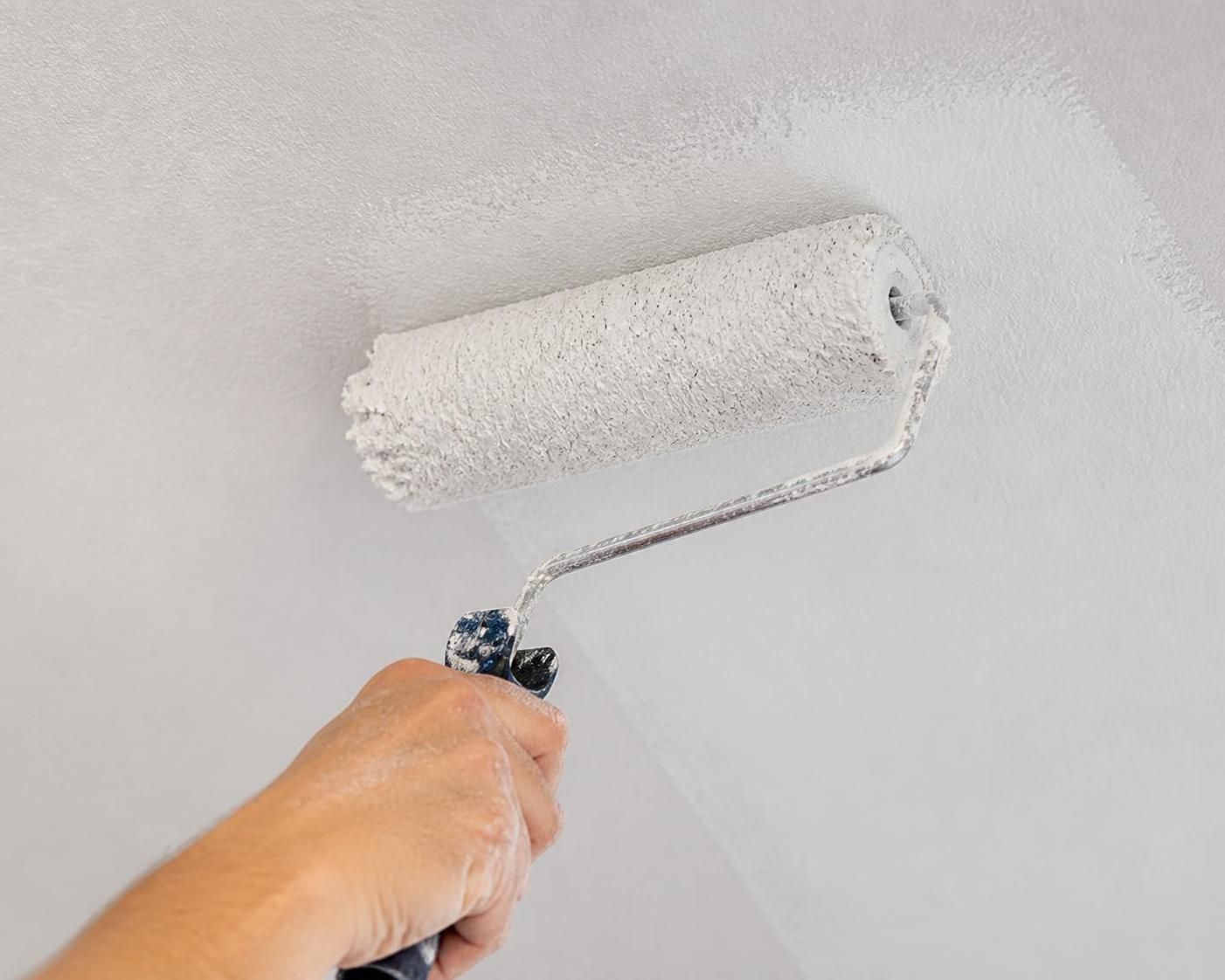 découvrez nos astuces pour peindre votre plafond sans laisser de traces et obtenir un résultat impeccable et professionnel facilement.