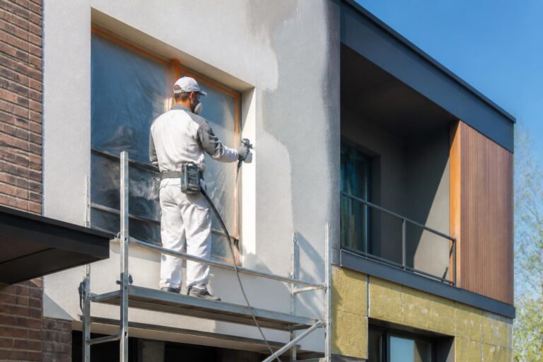 découvrez les principaux facteurs qui influencent le prix d'une peinture de façade professionnelle en 2026 pour mieux estimer votre budget et choisir la meilleure prestation.