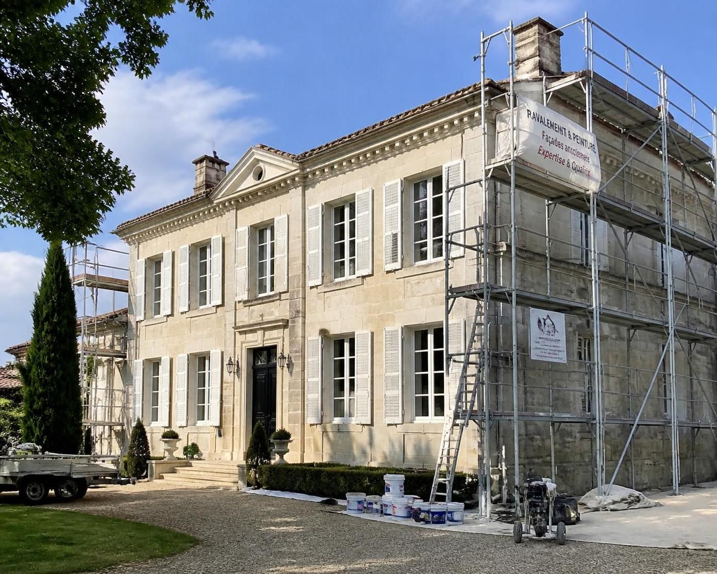 découvrez les principaux facteurs qui influencent le prix de la peinture pour votre maison et apprenez à estimer le coût de vos travaux de rénovation.