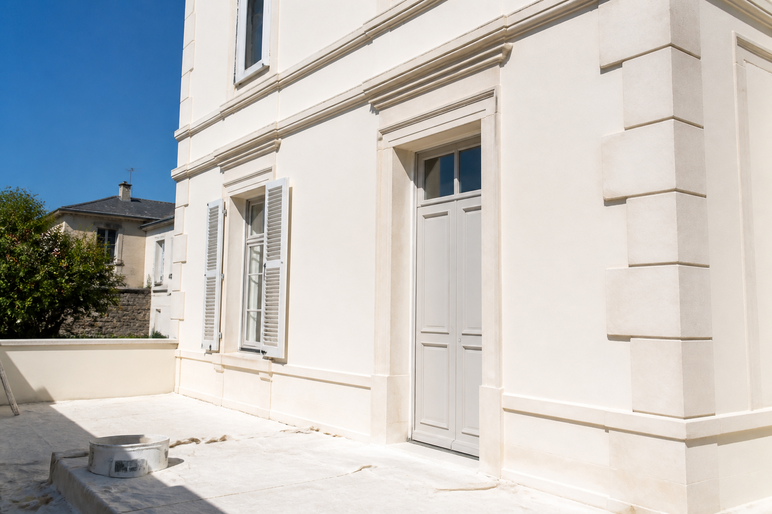Façade maison en Gironde rénovée avec peinture extérieure propre et lumineuse