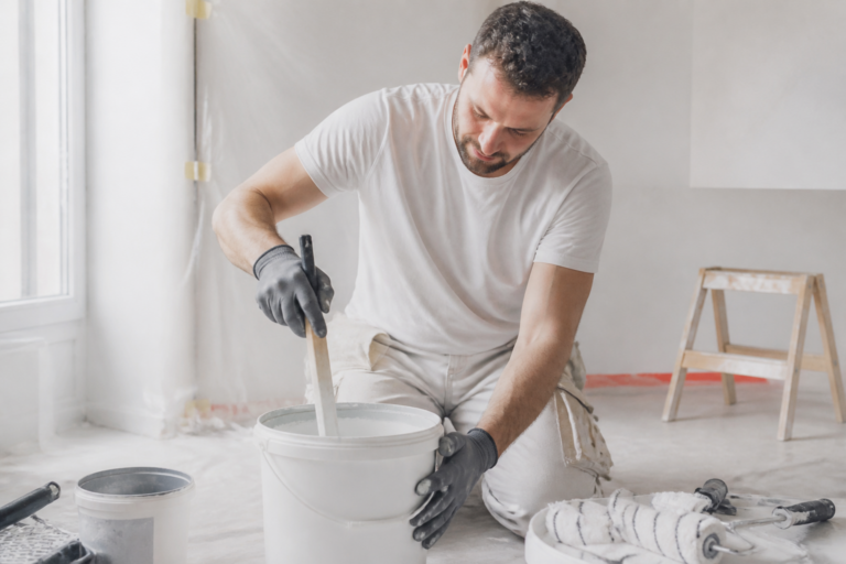 Artisan préparant de la peinture maison pour murs intérieurs en Gironde
