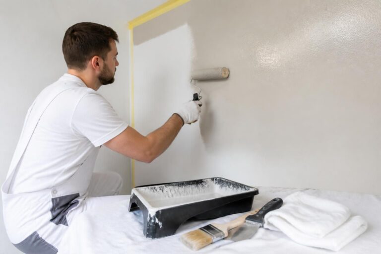 découvrez nos conseils pratiques pour bien préparer vos surfaces et appliquer la peinture avec précision, afin d'obtenir un résultat digne d'un professionnel.