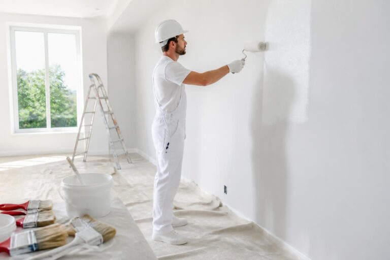 découvrez nos conseils pratiques pour choisir une entreprise de peinture fiable et un peintre professionnel adapté à vos besoins.