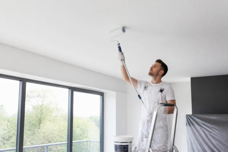 découvrez nos conseils experts pour choisir la meilleure peinture plafond professionnelle et obtenir un rendu impeccable dans toutes vos pièces.